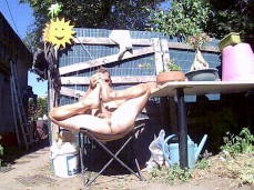 je me fais un footjob dans le jardin gif