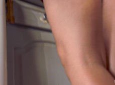 Le technicien a une belle vue sur la chatte de la proprietaire gif